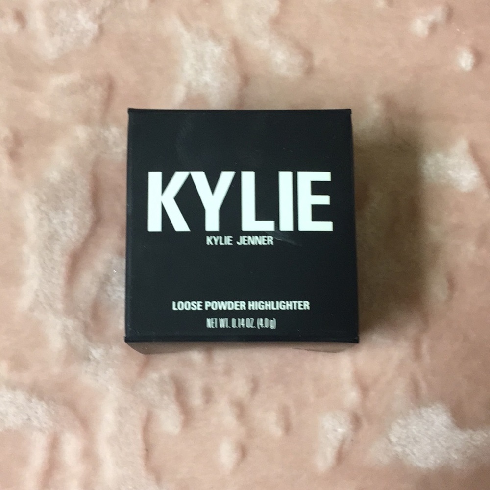 Kylie Cosmetics Wisteria loose powder highlight